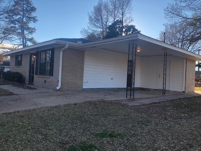 Building Photo - 1601 Brookhaven Rd