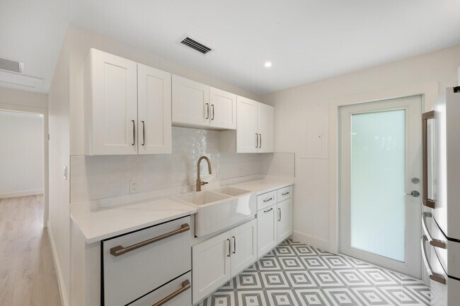 Building Photo - 514 52nd St