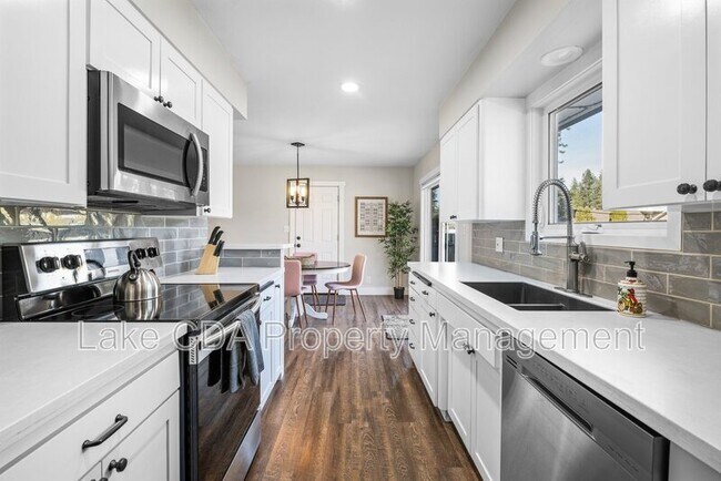 Building Photo - 3870 N Honeysuckle Dr