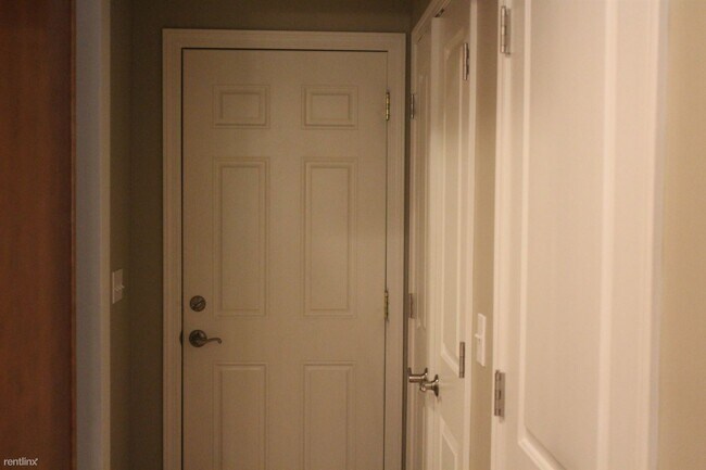 Building Photo - 3 br, 2.5 bath Duplex - 418 N Saginaw Rd