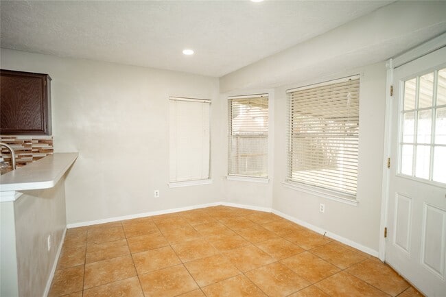 Building Photo - 2956 Waterloo Rd