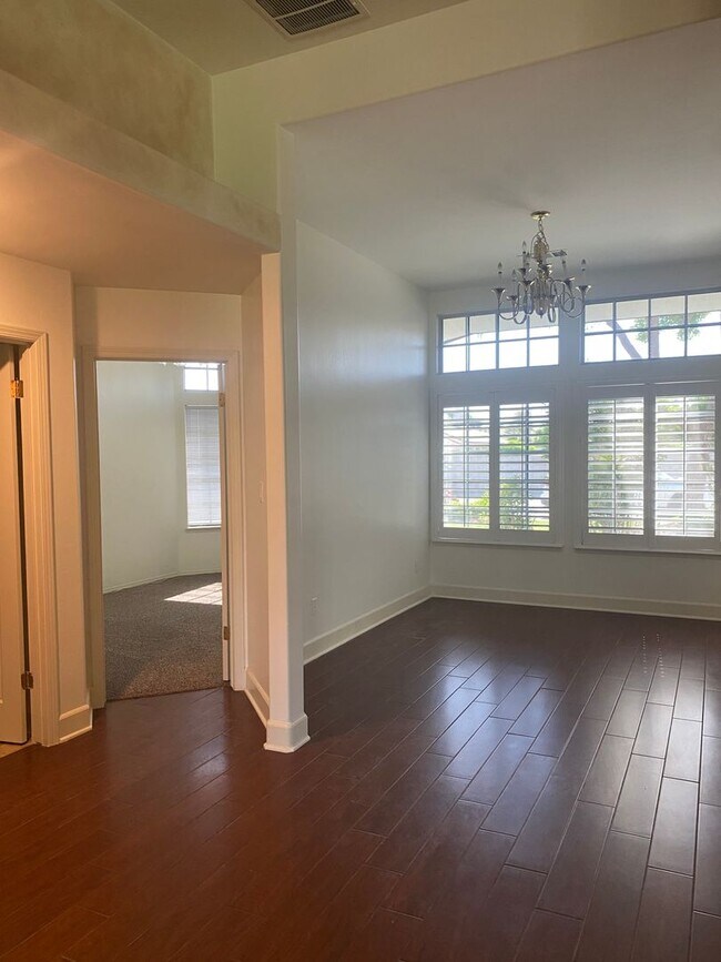 Building Photo - Gorgeous 3 Bedroom 2 Bath Home