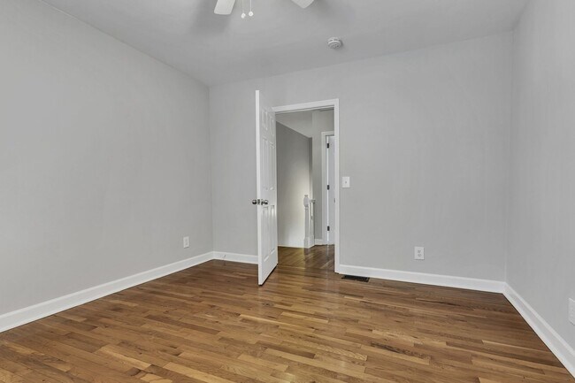 Building Photo - Amazing 2BE/2.5BA duplex in the heart of Belmont & Hillsboro Village!