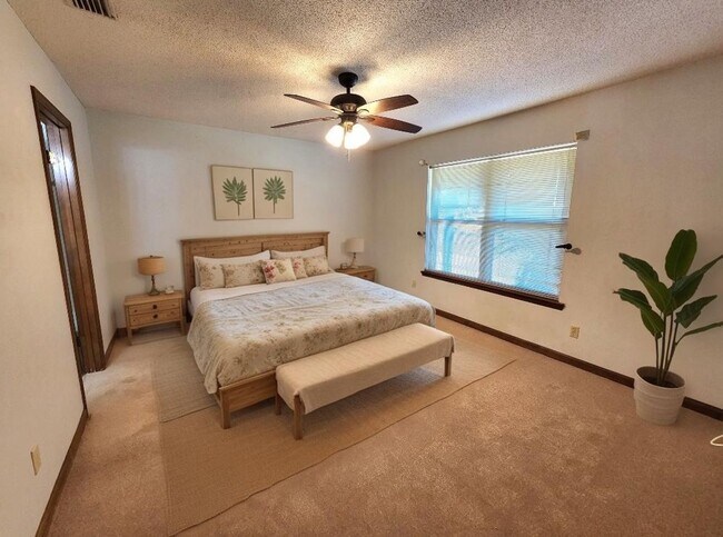 Building Photo - Open Floorplan, 3BD/3Bath with a Huge Sunr...