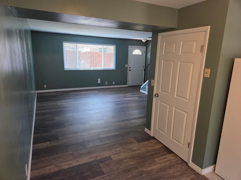 Building Photo - 979 S Lake St