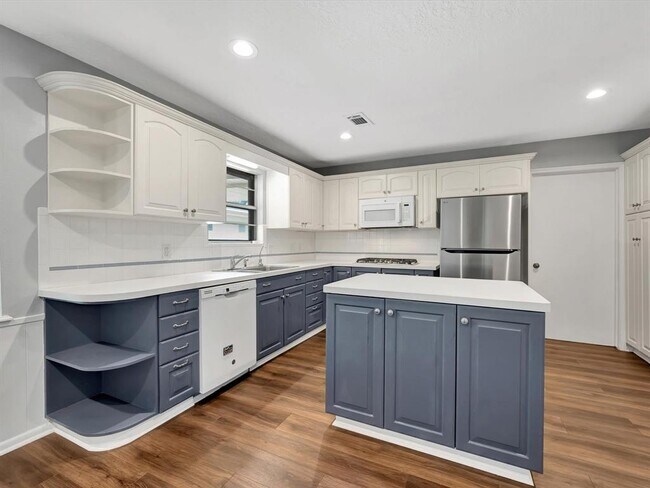 Building Photo - 15014 Torry Pines Rd