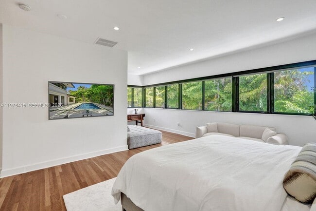 Building Photo - 5735 N Bay Rd