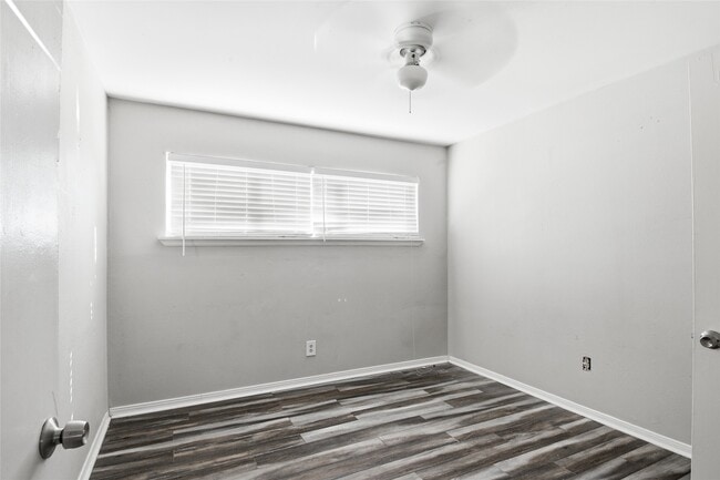 Building Photo - 5010 Ennis St