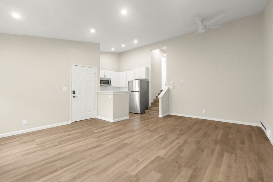 Building Photo - Redwood Creek Villas