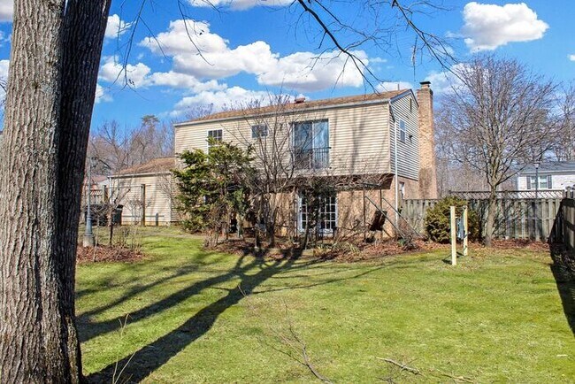 Building Photo - Brick Split Foyer With Large Backyard, 2 K...