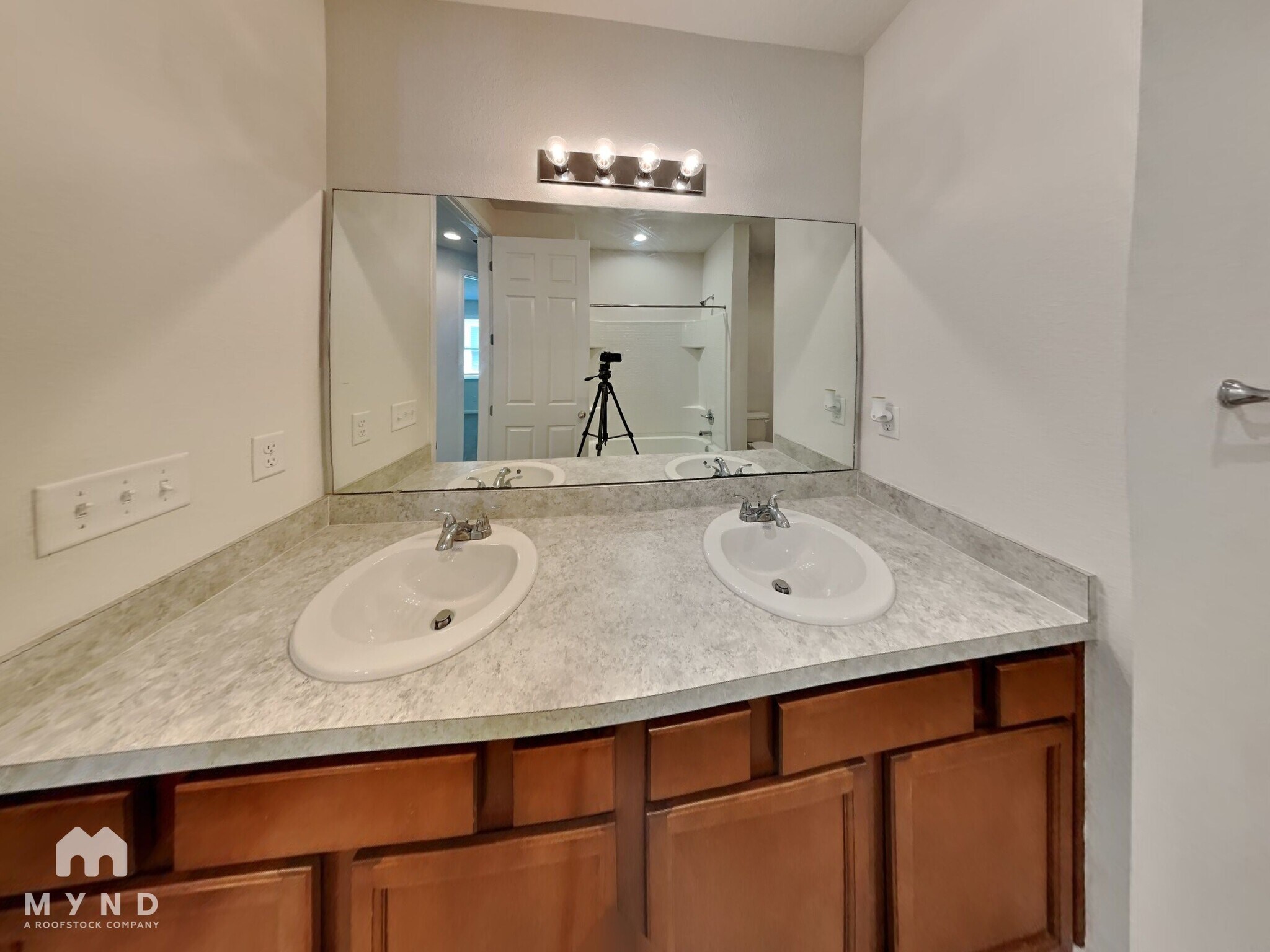 Building Photo - 2880 Alpin Dr