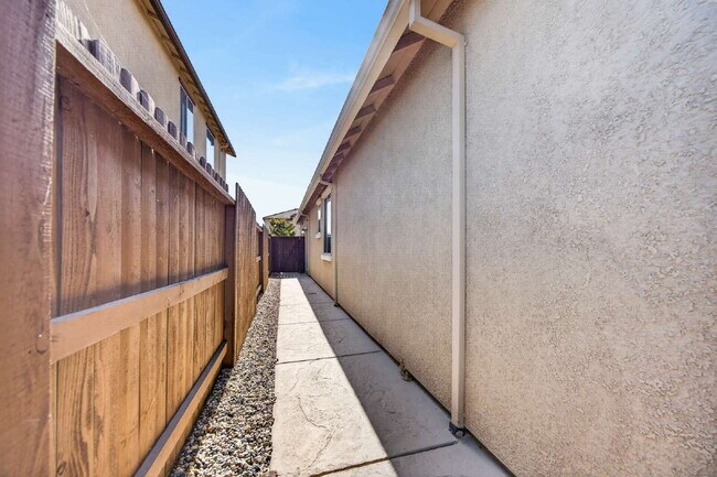 Building Photo - Charming 3-Bedroom Haven in Elk Grove with 2 Full Baths and 1603 Sq Ft of Comfort!