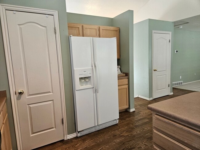 Building Photo - Beautiful 3 Bedroom/2.5 Bathroom in Midvale