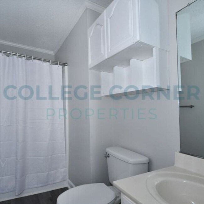 Building Photo - 1400 Brookwood Dr