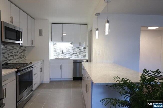 Building Photo - 1600 Center St