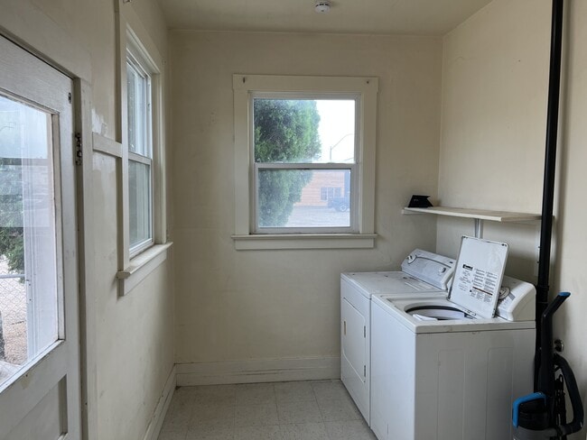 Building Photo - 570 Silver St