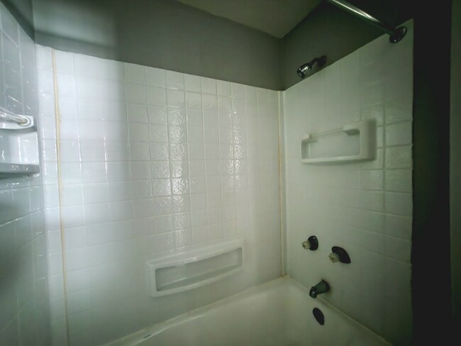 Building Photo - 474 W 14th Pl