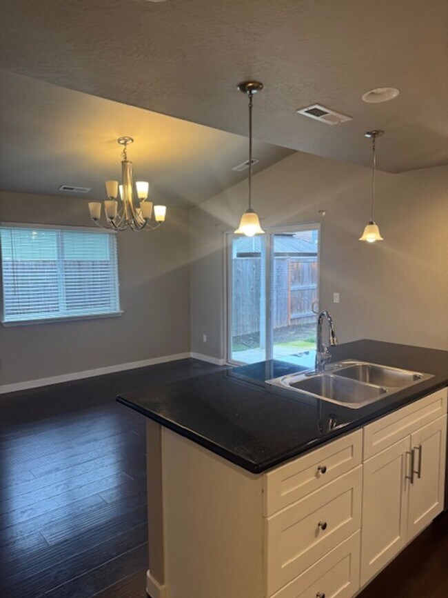 Building Photo - CUSTOM 3 BEDROOM, 2 BATH HOME NEAR SOUTH MEDFORD HIGH SCHOOL