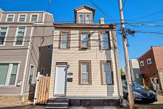 Building Photo - Luxury South Side flats home