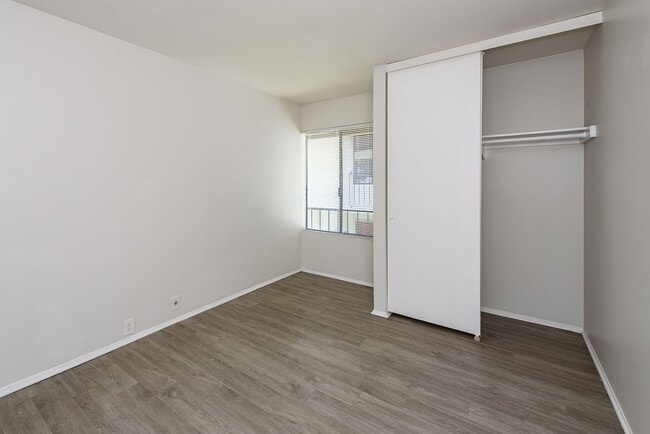 Building Photo - Amazing, Quiet University City Condo For Rent