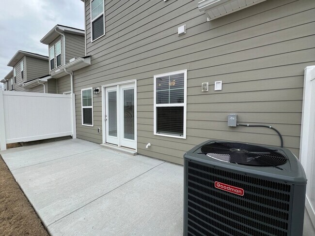 Building Photo - 967 Horse Mountain Rd