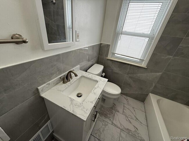 Building Photo - 1465 E 14 Mile Rd