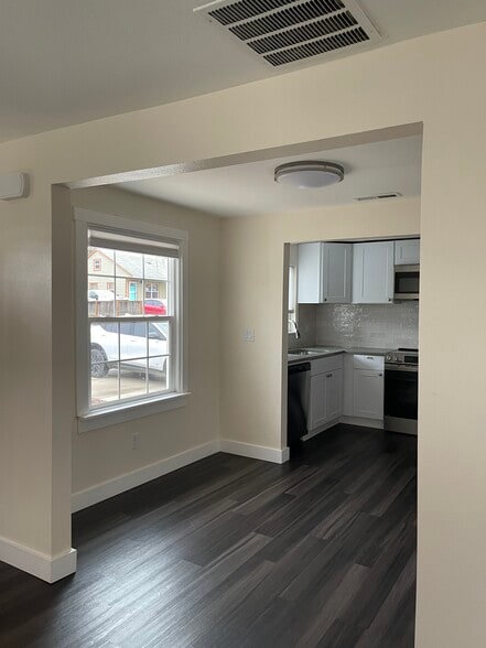 Building Photo - 255 Southview Pl S