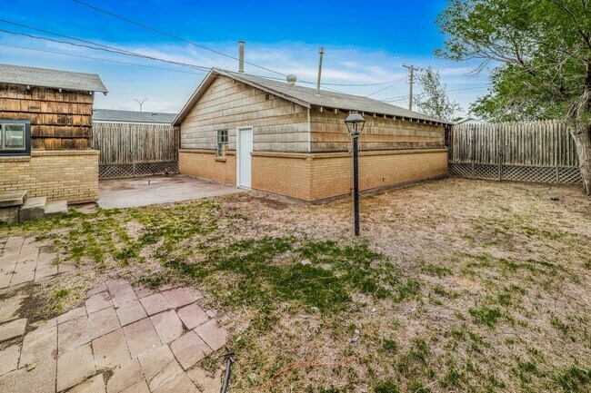 Building Photo - 3609 S Travis St