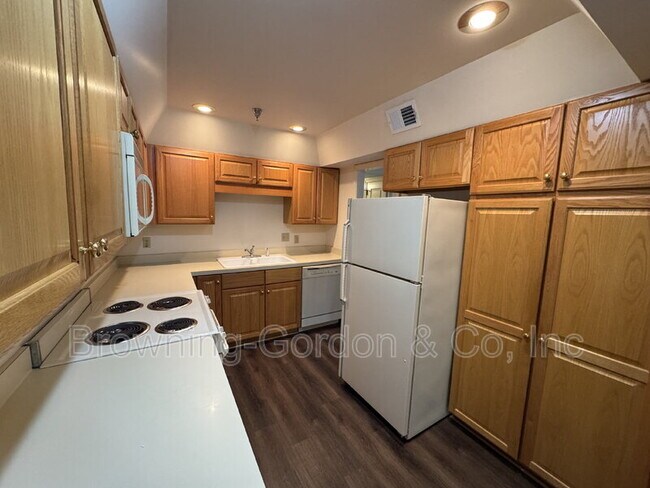 Building Photo - 5025 Hillsboro Pike