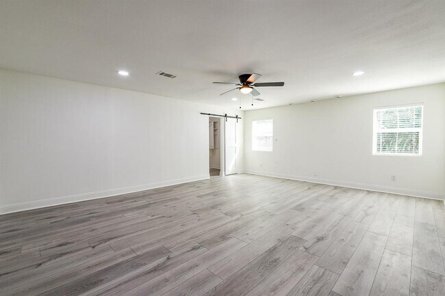 Building Photo - 527 FM 787