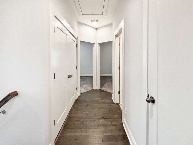 Building Photo - Beautiful 3 BR Townhome in Woodstock!