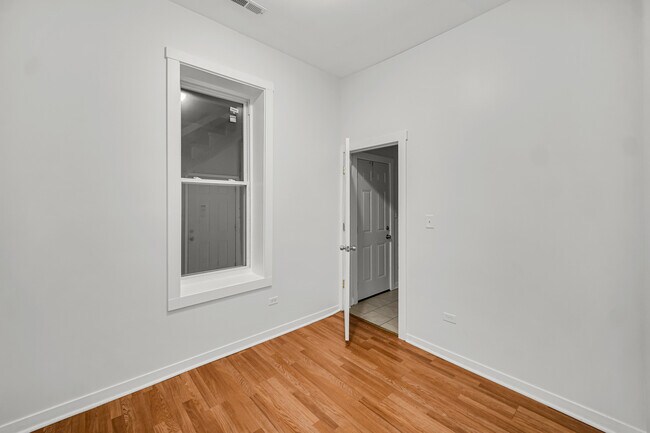Building Photo - 1826 S Hamlin Ave