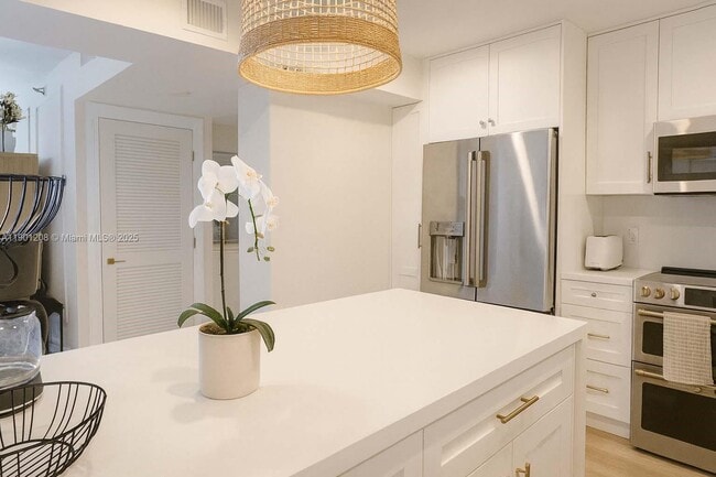 Building Photo - 8877 Collins Ave