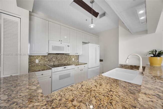 Building Photo - 808 Brickell Key Dr