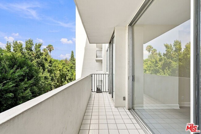 Building Photo - 10433 Wilshire Blvd