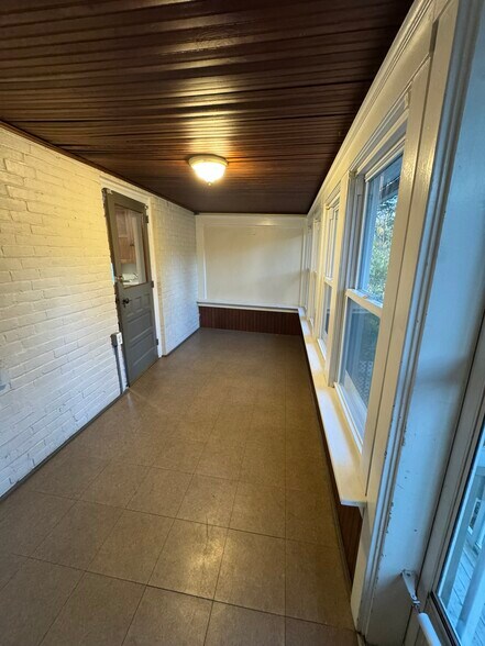 Building Photo - 1169 W Main St