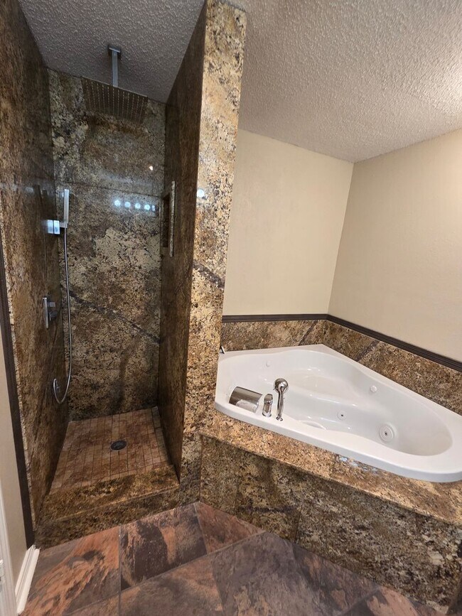 Building Photo - Three Bedroom, Two Bath