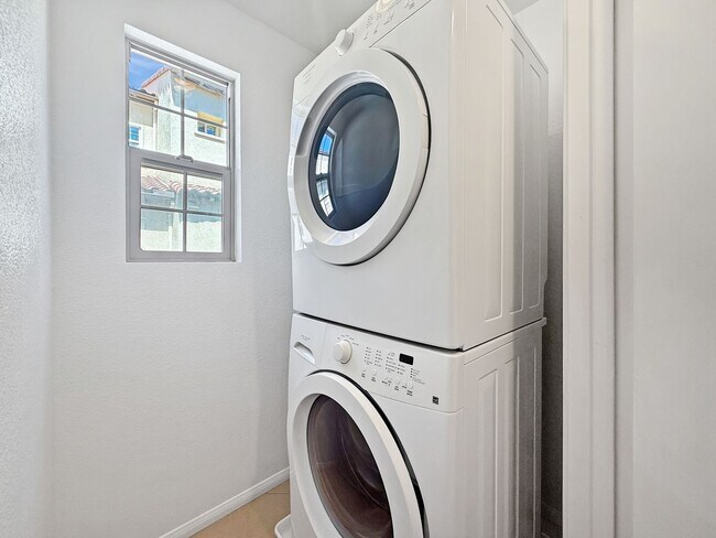 Building Photo - 2B/2.5BA Townhome in San Marcos Available ...