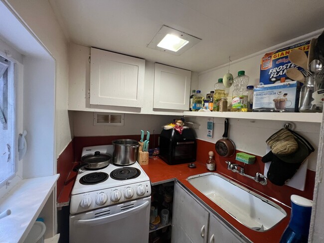 Building Photo - Studio apartment near WWU!