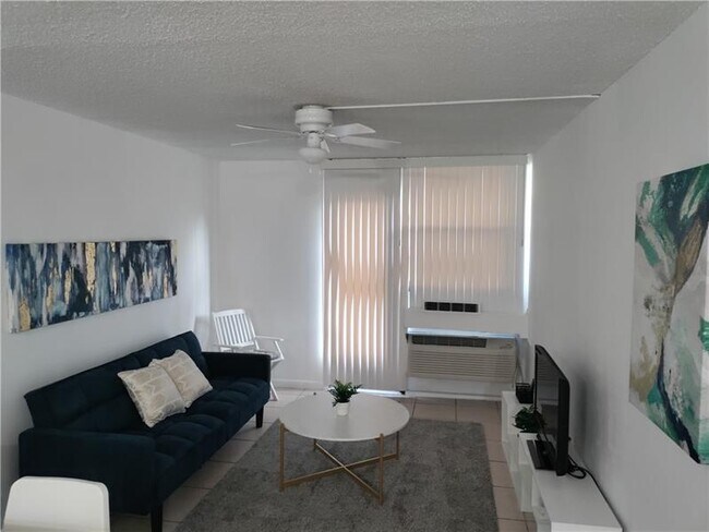 Building Photo - 2771 Riverside Dr