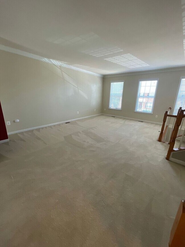 Building Photo - COZY TOWNHOUSE - Minutes to Quantico