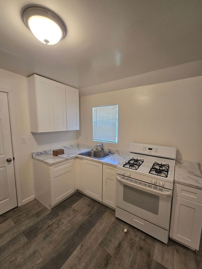 Building Photo - Downtown Modesto Studio for Rent - $200.00 off move in special