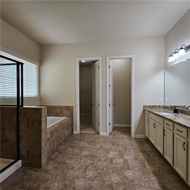 Building Photo - 426 Suwanee Pk Ter