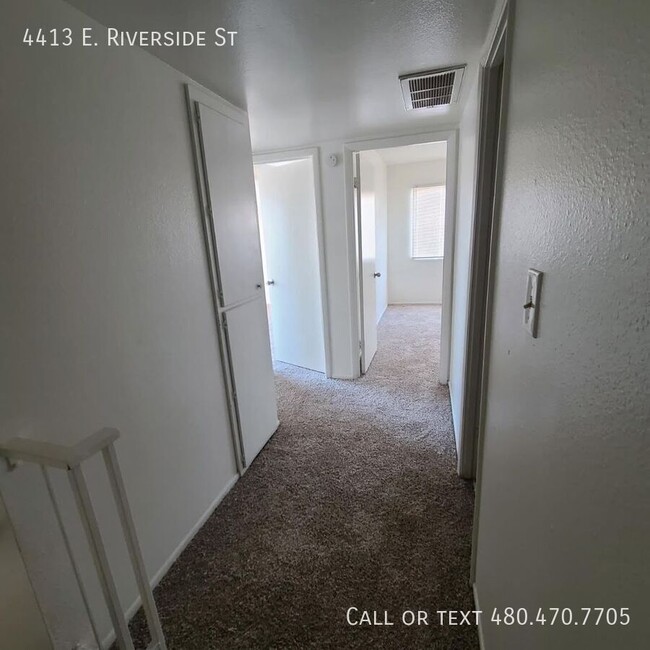 Building Photo - Don't miss out on this 2 bedroom, 1.5 bath...