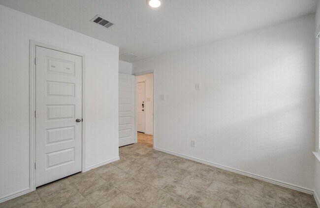 Building Photo - 1206 Cattle Chute Ct