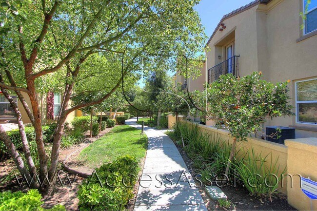 Building Photo - 3 Bed / 2.5 Bath Townhome | Open Layout + Modern Finishes
