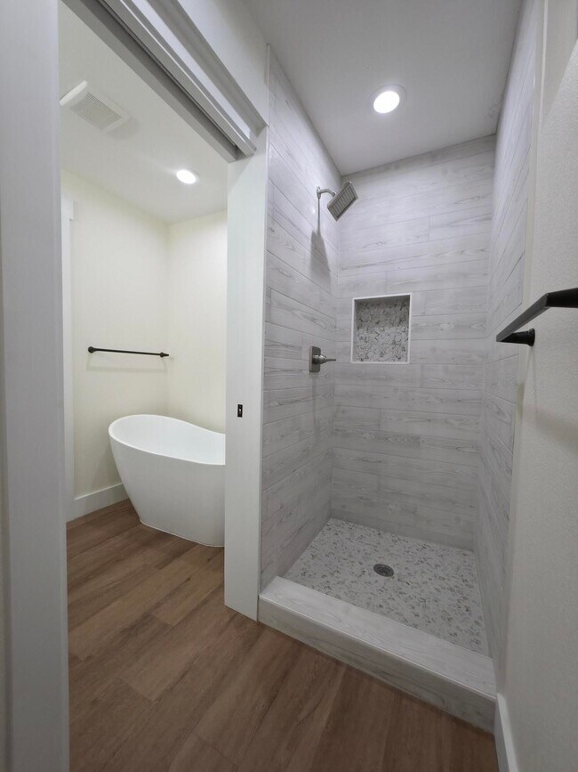 Building Photo - 4699 Meadow Lake Dr