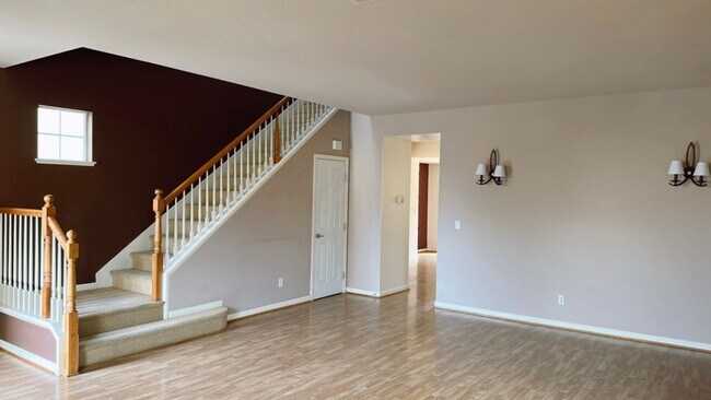 Building Photo - Full Bedroom and Bathroom Downstairs