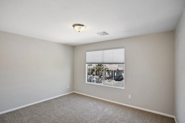 Building Photo - Southwest Pool Home With First Floor Bed And Bath