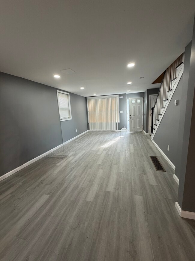 Building Photo - 547 Eastlawn Ave